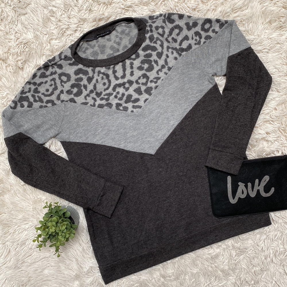 Staccato Color Block Leopard Hacci Top 💗 Gray